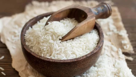 basmati-rice-in-a-bowl-with-a-sp