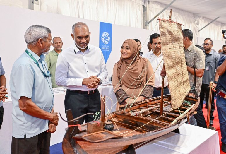 dhoni mauraz 25 HEP art viewing dhoni mauraz 25 HEP art viewing
